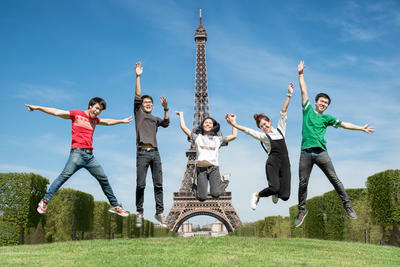 étudiants sautant de joie devant la tour eiffel